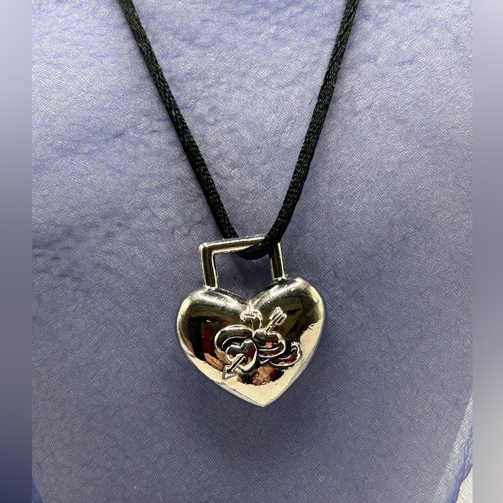 Vintage Silver Heart Lock Pendant Necklace - Picture 10 of 10